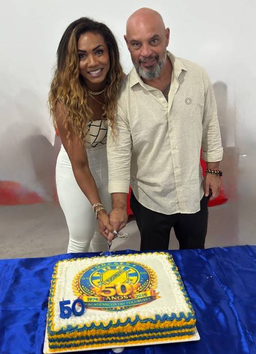 Rainha de Bateria Carla Prata e comunidade do Tucuruvi comemoram 50 anos da escola em ensaio