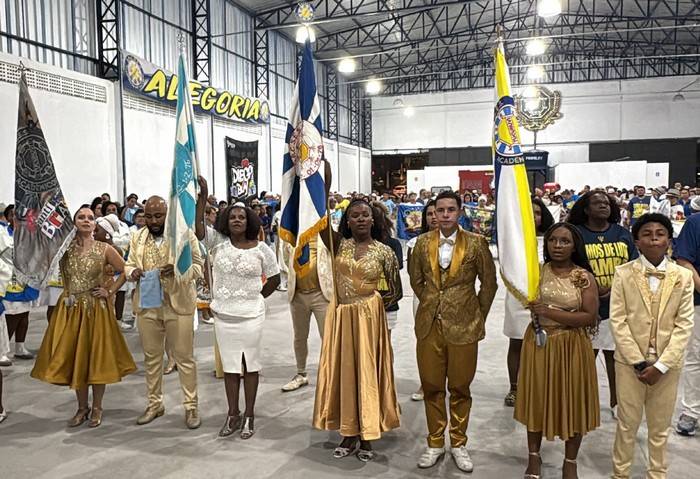 Rainha de Bateria Carla Prata e comunidade do Tucuruvi comemoram 50 anos da escola em ensaio