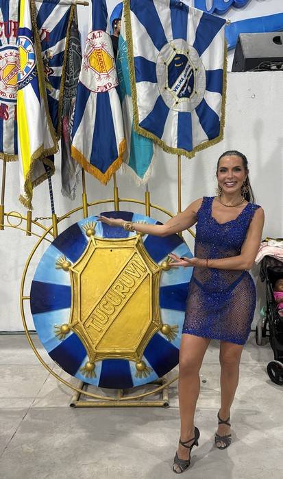 Rainha de Bateria Carla Prata e comunidade do Tucuruvi comemoram 50 anos da escola em ensaio