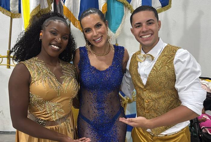 Rainha de Bateria Carla Prata e comunidade do Tucuruvi comemoram 50 anos da escola em ensaio