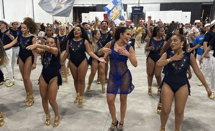 Rainha de Bateria Carla Prata e comunidade do Tucuruvi comemoram 50 anos da escola em ensaio