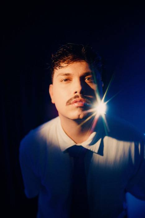 Vini estreia era mais madura com o novo single "Vento"