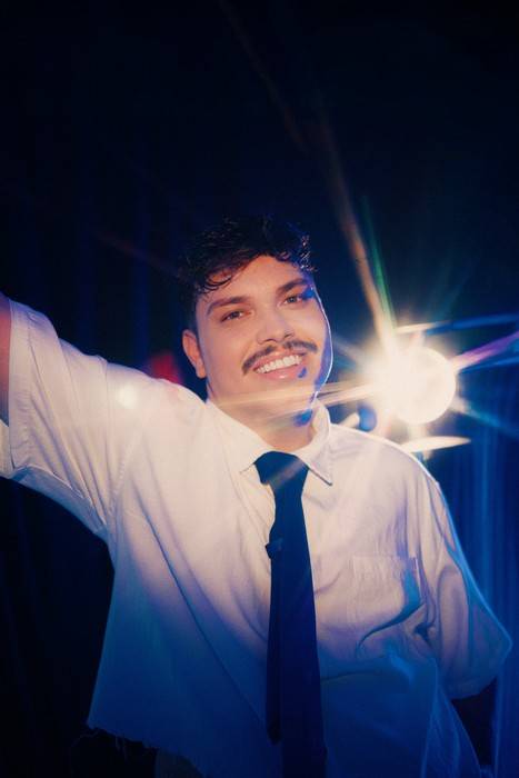 Vini estreia era mais madura com o novo single "Vento"