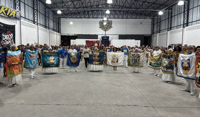 Rainha de Bateria Carla Prata e comunidade do Tucuruvi comemoram 50 anos da escola em ensaio