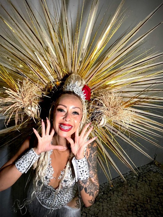 Taty Trike, Musa do Flamengo, arrasa em desfile pela Unidos da Vila Kennedy no Carnaval do RJ