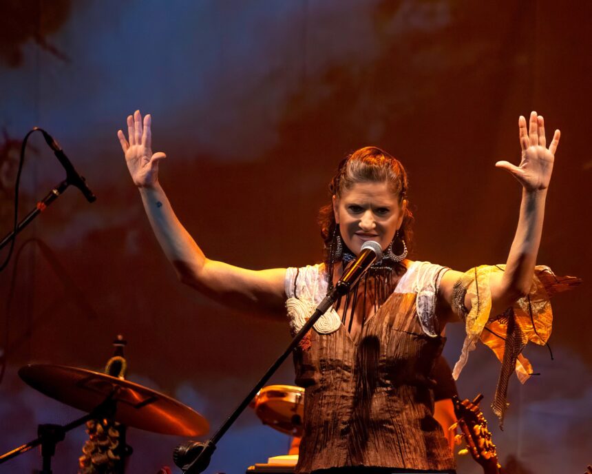 Um show de reflexão e esperança: Claudia Amorim apresenta “Novos Tempos” Um show de reflexão e esperança: Claudia Amorim apresenta “Novos Tempos”