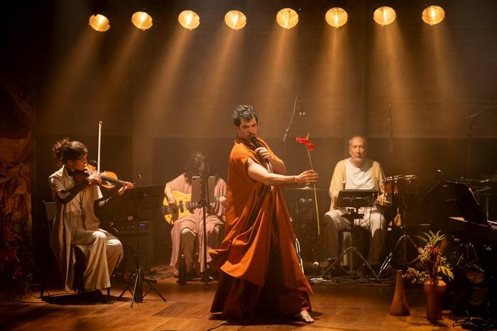 Festival de Curitiba recebe o esplêndido monólogo musical "O Sexo do Vento" de Dude São Thiago