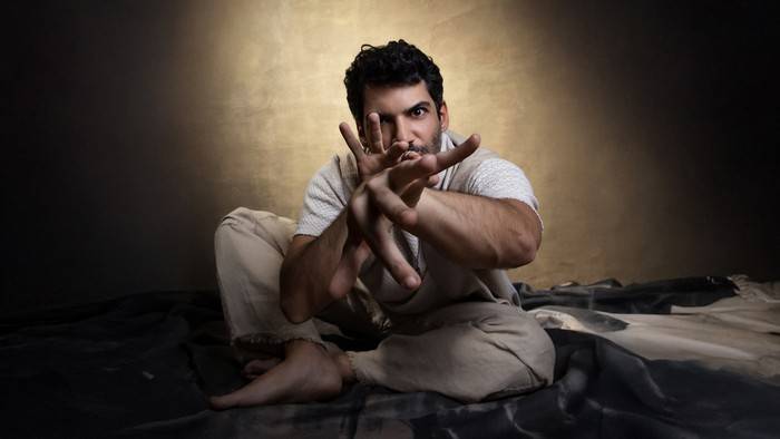 Festival de Curitiba recebe o esplêndido monólogo musical “O Sexo do Vento” de Dude São Thiago