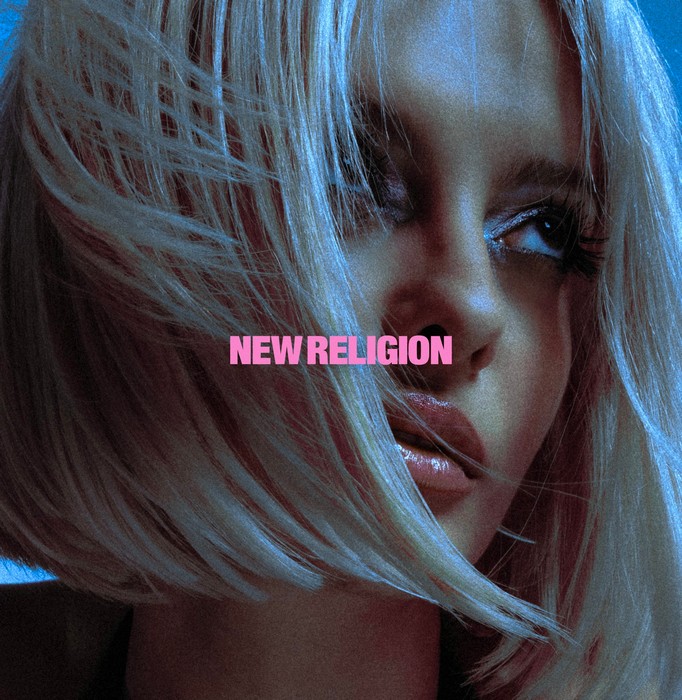 Bebe Rexha lança “New Religion”, um hino dançante inspirado em “Insomnia” de Faithless