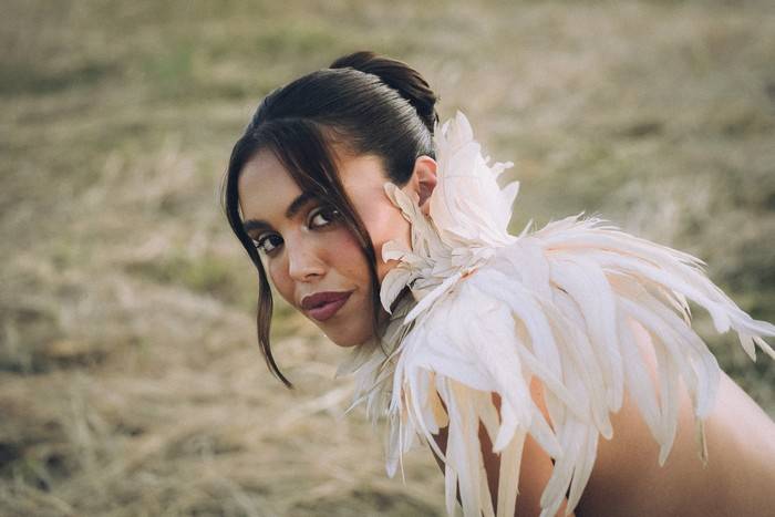 Dora Sanches transforma o “ghosting” em composição: ouça o novo single “Passarinho”