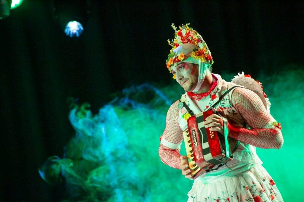 Teatro, música e cordel: "O Patinho Feio" promove circulação gratuita para crianças e jovens