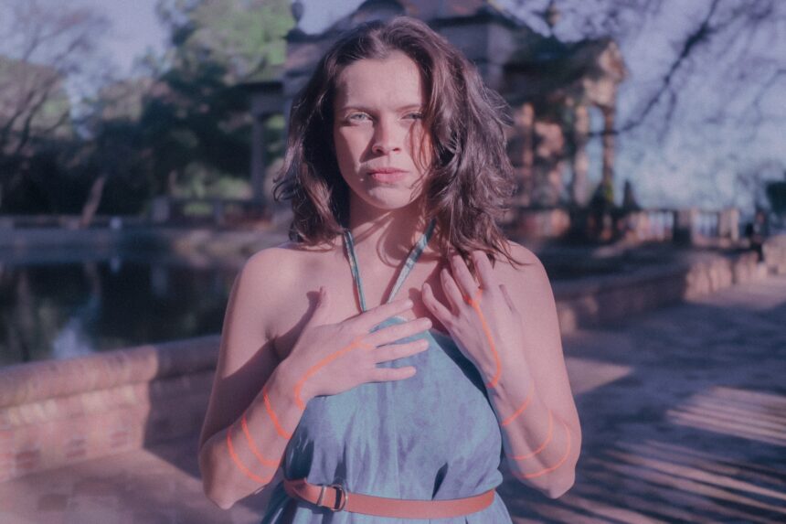 De Barcelona, Lua Fernandes lança o single “Deságua”