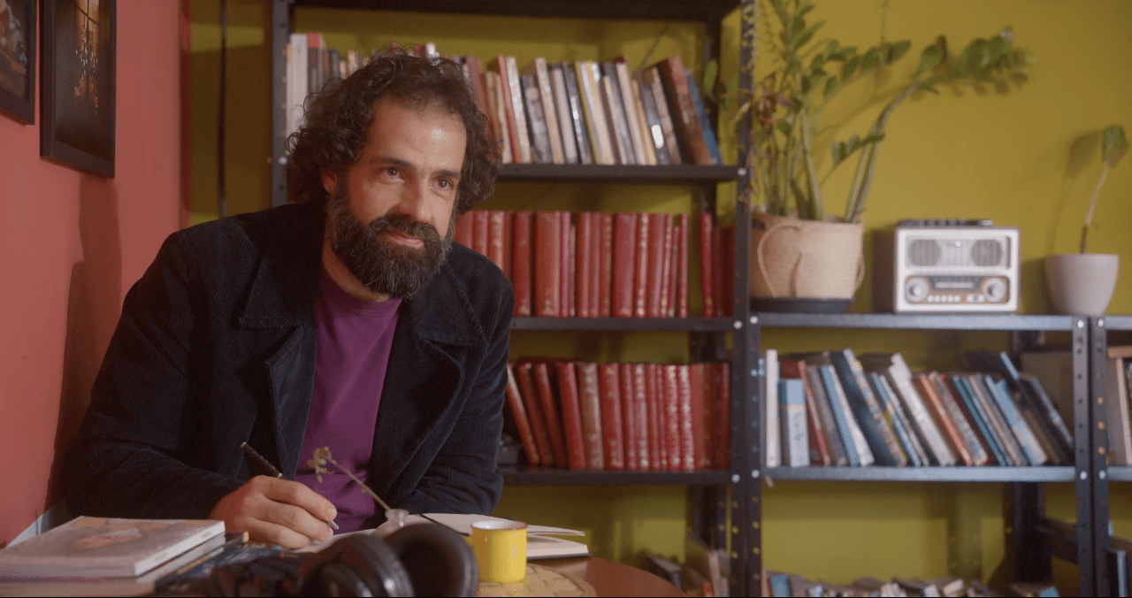 Felipe Antunes transforma as estações do amor em narrativa no clipe de “Pode Apostar”