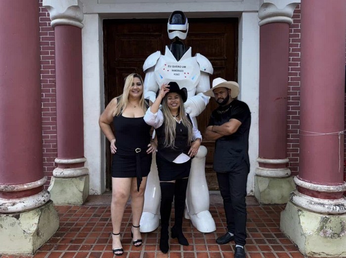 Glaucia Mel transforma desabafo sobre relações tóxicas no novo single “Eu Quero Um Namorado Robô” 