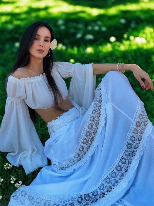 Lakini apresenta "So Close", single que explora o início de um amor 