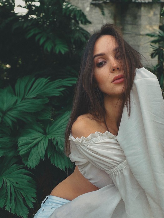 Lakini apresenta "So Close", single que explora o início de um amor 