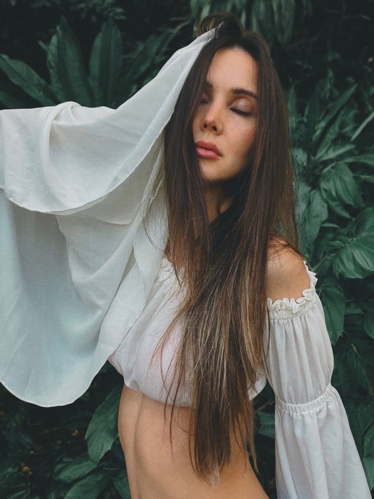 Lakini apresenta "So Close", single que explora o início de um amor 