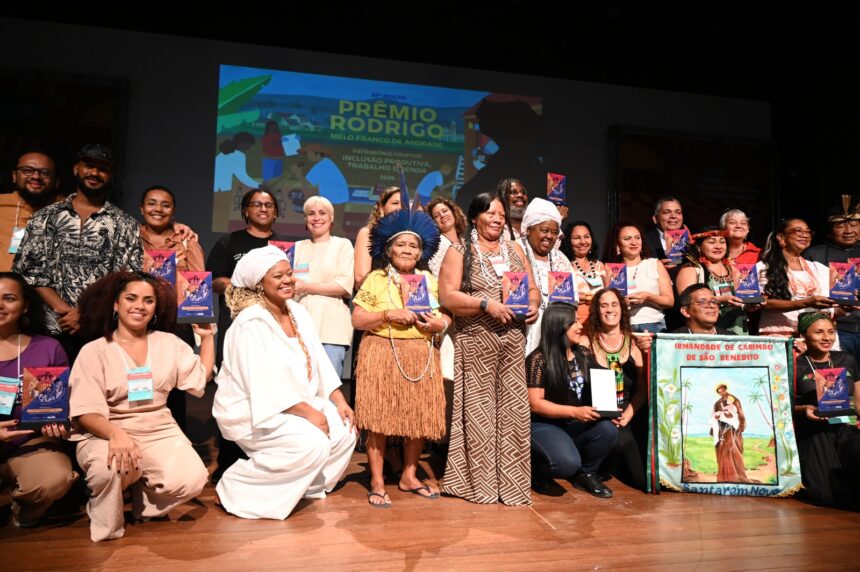 Grupo Marujos Pataxó da Aldeia Mãe Barra Velha transformam ancestralidade em patrimônio vivo com livro, oficinas de música, filmes e álbum inédito 