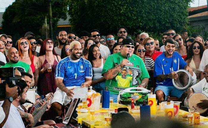 Menos é Mais brilha com “Champagne”, a nova faixa autoral do projeto “O Molho é do Brasil”