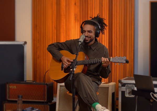 Pedro Emílio apresenta seu R&B retrofuturista no O Novo Sempre Vem