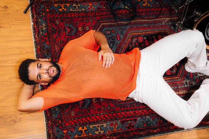 Revelado por Iza e Apadrinhado por lenda do Pop Rock, Pedro Madeira faz show gratuito na Lapa