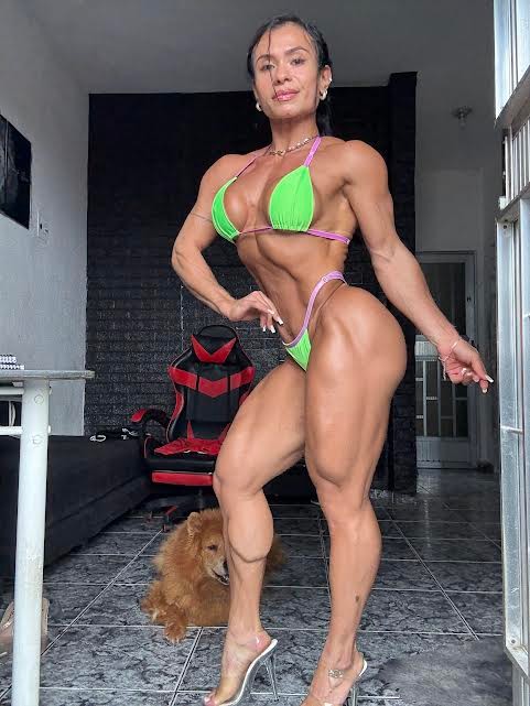 Atleta de fisiculturismo alia os palcos com o conteúdo adulto, conheça Thata Ogra