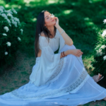 Lakini apresenta “So Close”, single que explora o início de um amor 