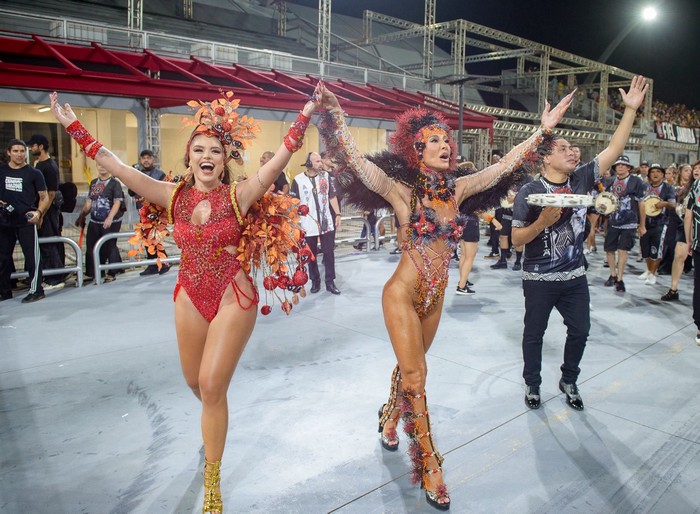 Aline Azevedo musa da bateria realiza sonho ao desfilar do lado de Sabrina Sato na Gaviões