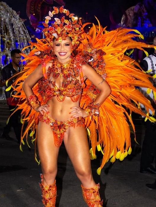 Aline Azevedo musa da bateria realiza sonho ao desfilar do lado de Sabrina Sato na Gaviões