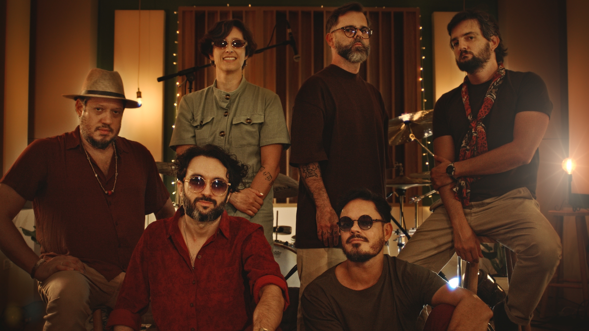 Caramelows marcam nova fase com “Versão Brasileira”, single que inaugura série audiovisual