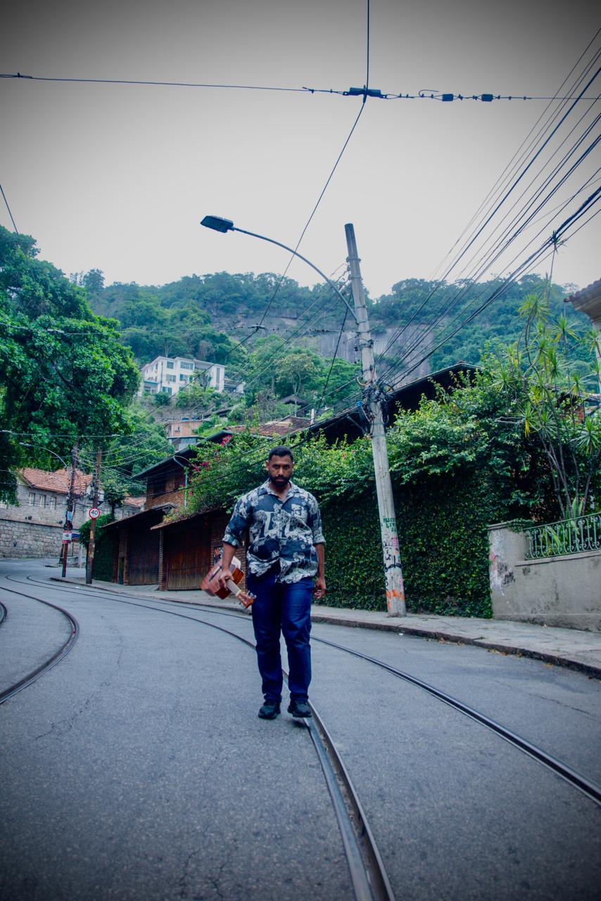 Rafael Kadashi mergulha no silêncio interior em “Passos no Escuro”
