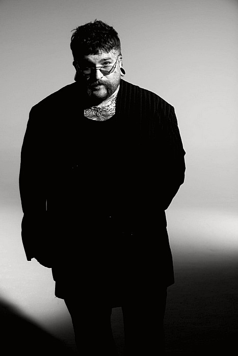 Teddy Swims lança “Mr. Know It All” e marca início de nova era