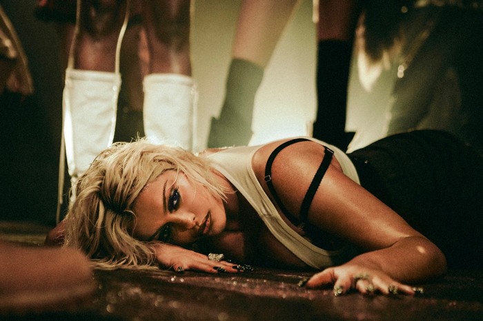 Bebe Rexha lança “Hysteria”, novo single que antecipa o álbum visual DIRTY BLONDE