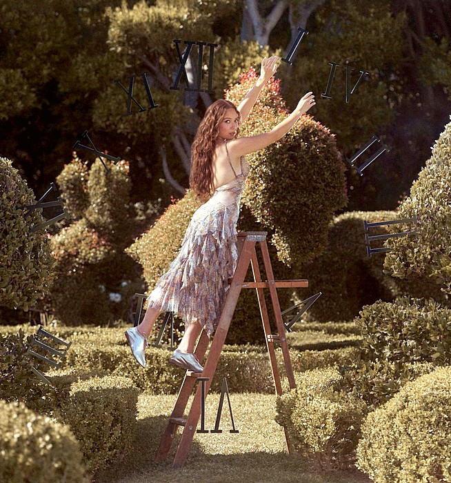 Laufey lança vídeo de "Madwoman" após elogiada estreia no Coachella