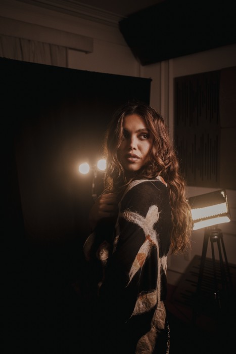 Dora Sanches lança o disco "Seda de Casulo" e fala sobre transformações e cura