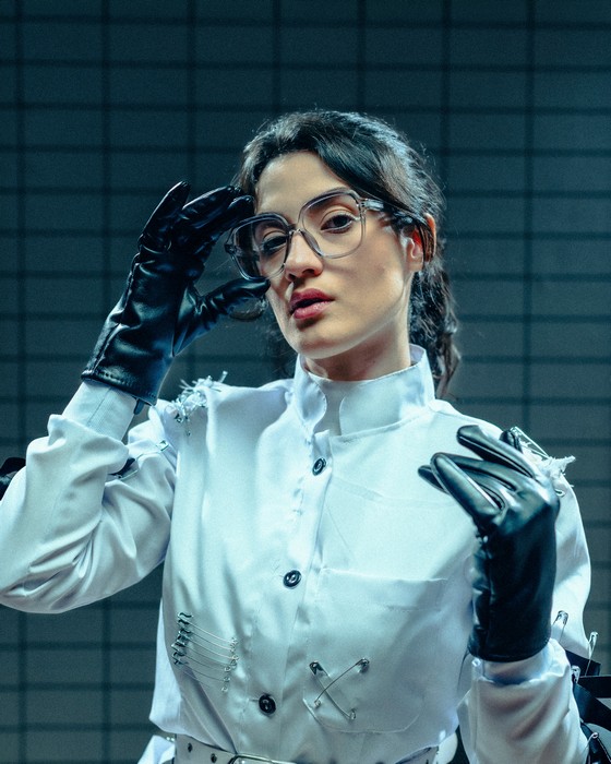 Ella Blum reflete sobre a liberdade de ser quem se é no novo single "Vida Experimental"