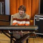 Joaquim renova a tradição brasileira da canção ao piano no O Novo Sempre Vem