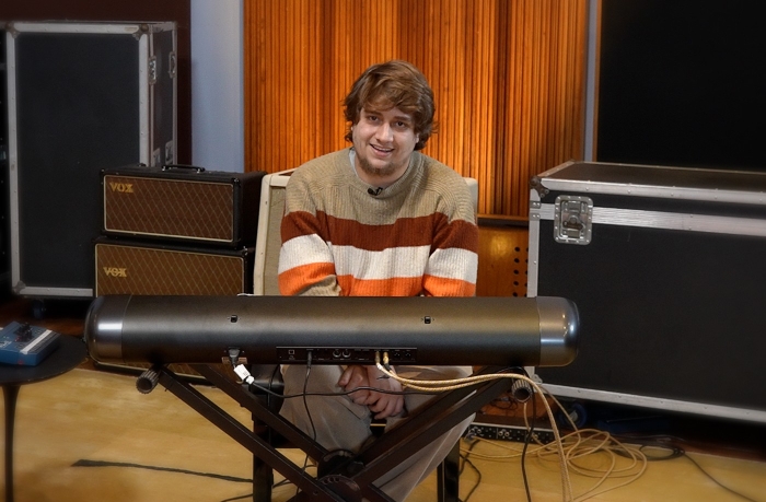Joaquim renova a tradição brasileira da canção ao piano no O Novo Sempre Vem