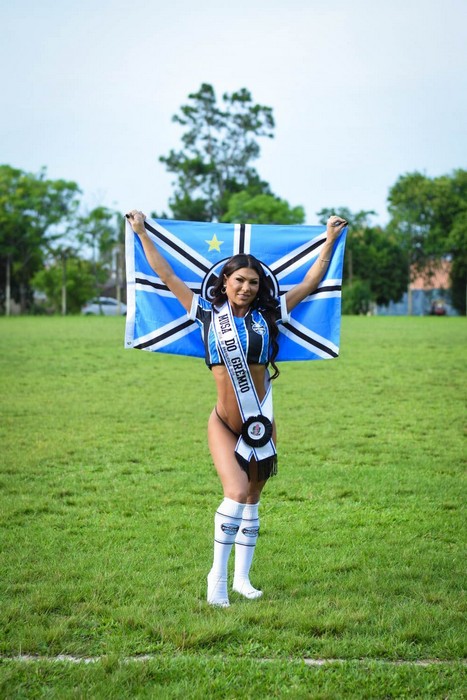 Roberta Pinho, a Musa do Grêmio, celebra 42 anos com shape impecável e foco total no título nacional