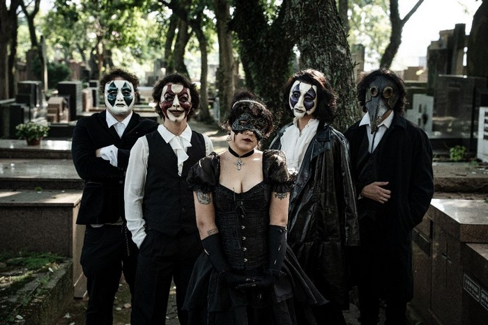 Versalie Waltz lança “Whispers”, um álbum que mistura teatro, história e rock alternativo