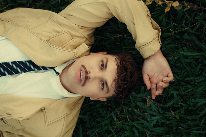 Vini Pop ressignifica dores do passado e fala sobre a beleza dos dias simples no single "E Se Viver For Isso"