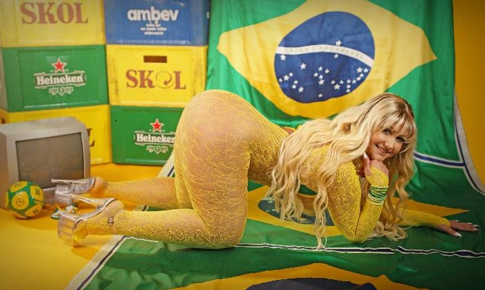 Em clima de Copa, Andressa Mancini, Miss Bumbum Sergipe, revela fantasia de fazer amor dentro do estádio com a partida rolando