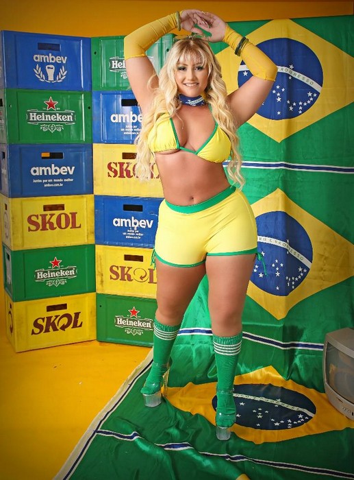 Em clima de Copa, Andressa Mancini, Miss Bumbum Sergipe, revela fantasia de fazer amor dentro do estádio com a partida rolando