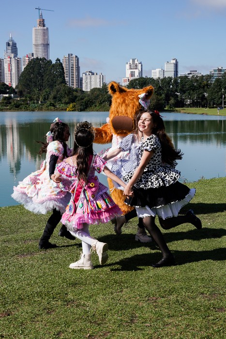 Estrelas do Universal Fashion Kids participam de mega festa junina e encantam público em Santa Catarina