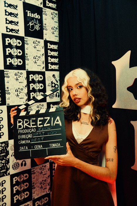 Breezia abre as portas de seu universo retrô-futurista em entrevista exclusiva no Best Pod