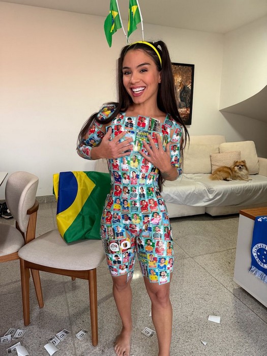 Kellyta Tharys lança campanha para completar álbum da Copa e promete recompensas íntimas
