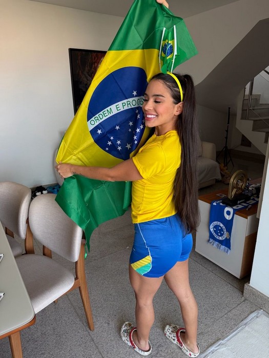 Kellyta Tharys lança campanha para completar álbum da Copa e promete recompensas íntimas