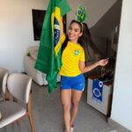 Kellyta Tharys lança campanha para completar álbum da Copa e promete recompensas íntimas