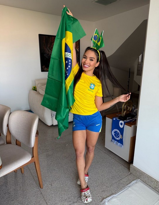Kellyta Tharys lança campanha para completar álbum da Copa e promete recompensas íntimas