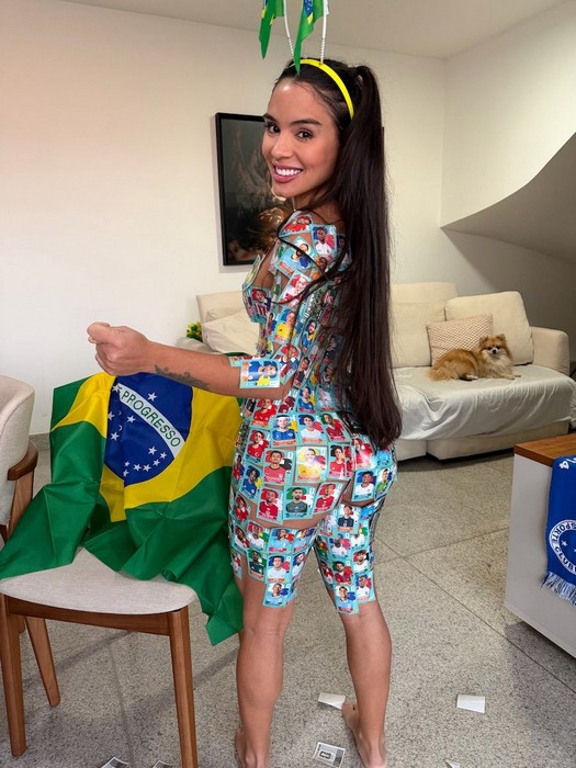 Kellyta Tharys lança campanha para completar álbum da Copa e promete recompensas íntimas